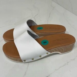 Donna Toscana size 8 white sandals